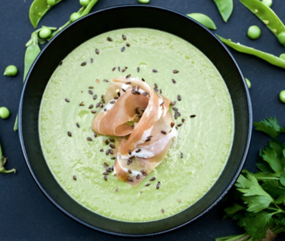 Merluza a la bilbaína con pimientos rojos con crema de guisantes.